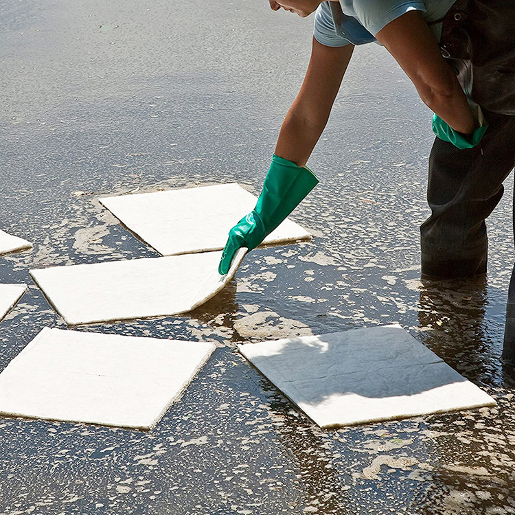 Professional Industrial Oil Absorbent Pad For Oil Spill Control